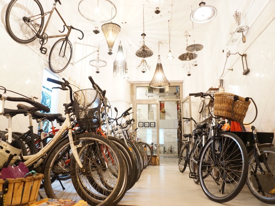 Bijzondere lampen bij El Ciclo die gemaakt zijn van oude fietsonderdelen