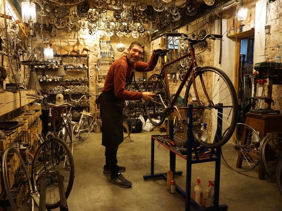 Ramiro onderhoudt met zorg alle huurfietsen van El Ciclo