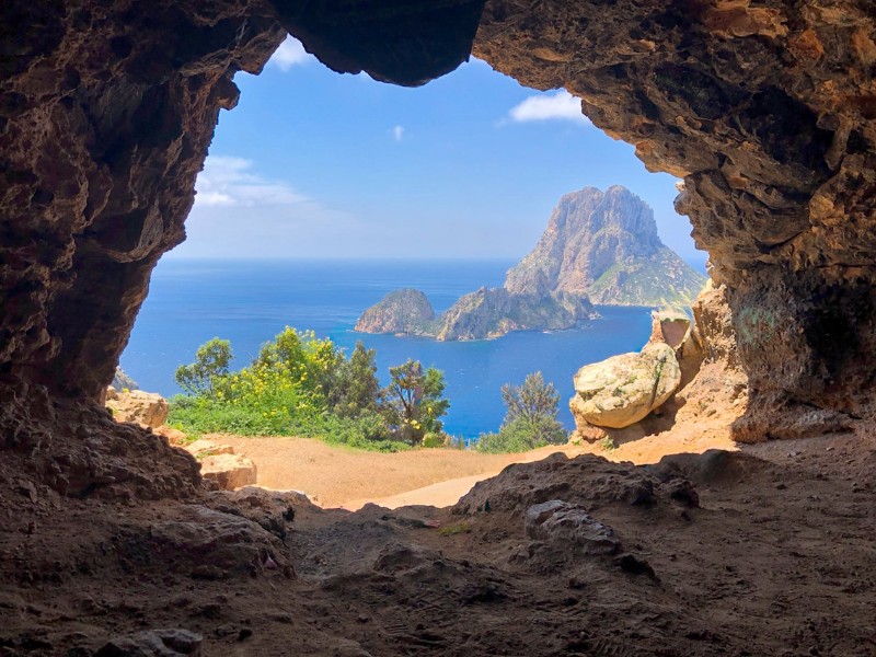 De zogenaamde hippie-grot tegenover het eiland Es Vedra