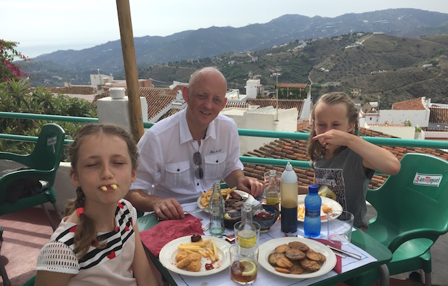 Genieten van lekker eten en goed uitzicht in La Tahona in Frigiliana (Malaga, Andalusië, Zuid Spanje)