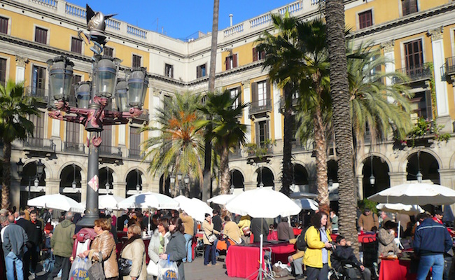 De Lantaarnpalen van Gaudí op de Placa Reial in Barcelona