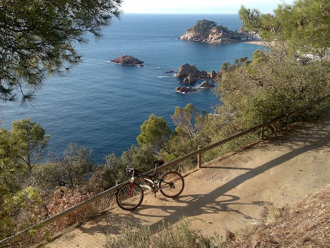 Fietsen aan Costa Brava in Catalonië