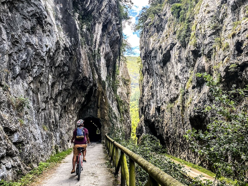 Ontspannen fietsen over de Senda del  Oso in Asturië (Noord-Spanje)