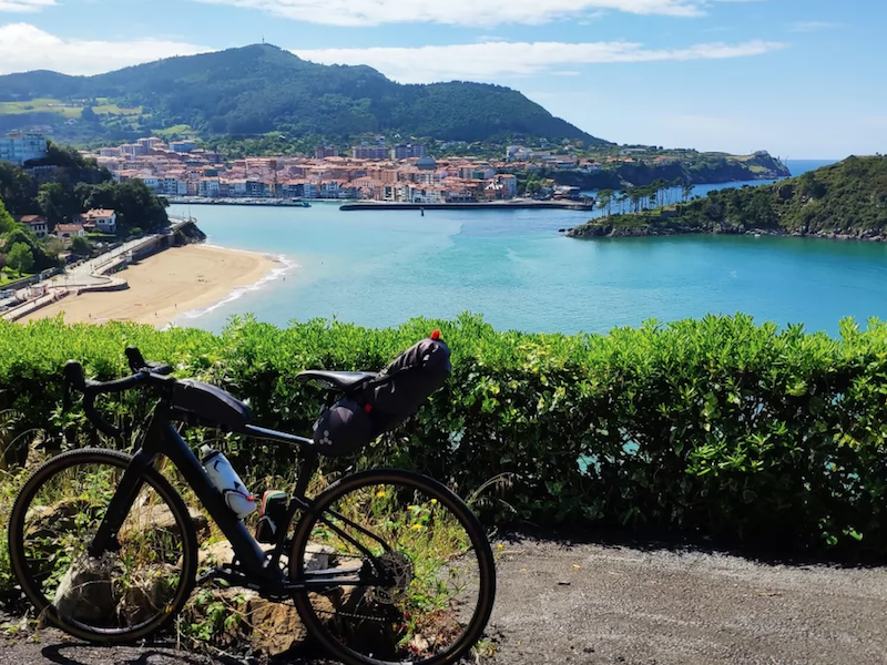 Uitzicht op San Sebastian tijdens fietvakantie langs de kust van Baskenland