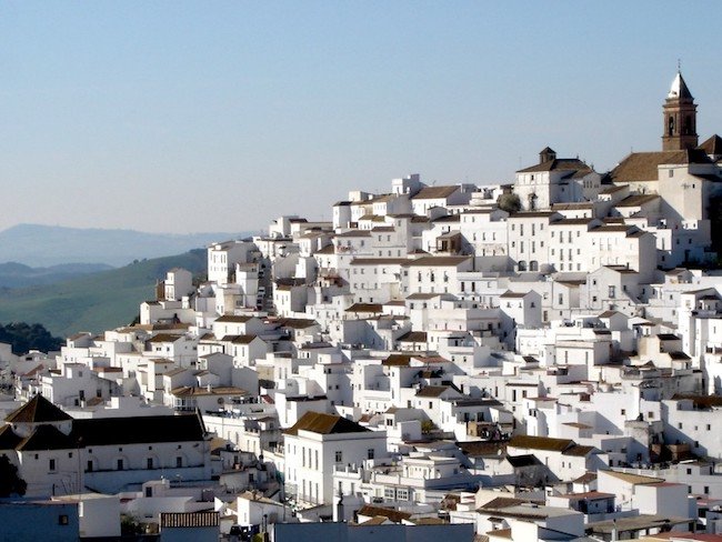 Wit bergdorp Olvera aan de Vía Verde de la Sierra in de Sierra de Cádiz (Andalusië)