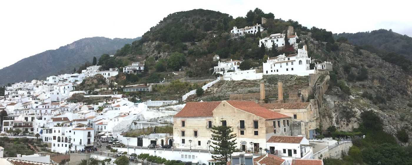 Wit bergdorp Frigiliana aan de Costa del Sol Oost in Andalusie