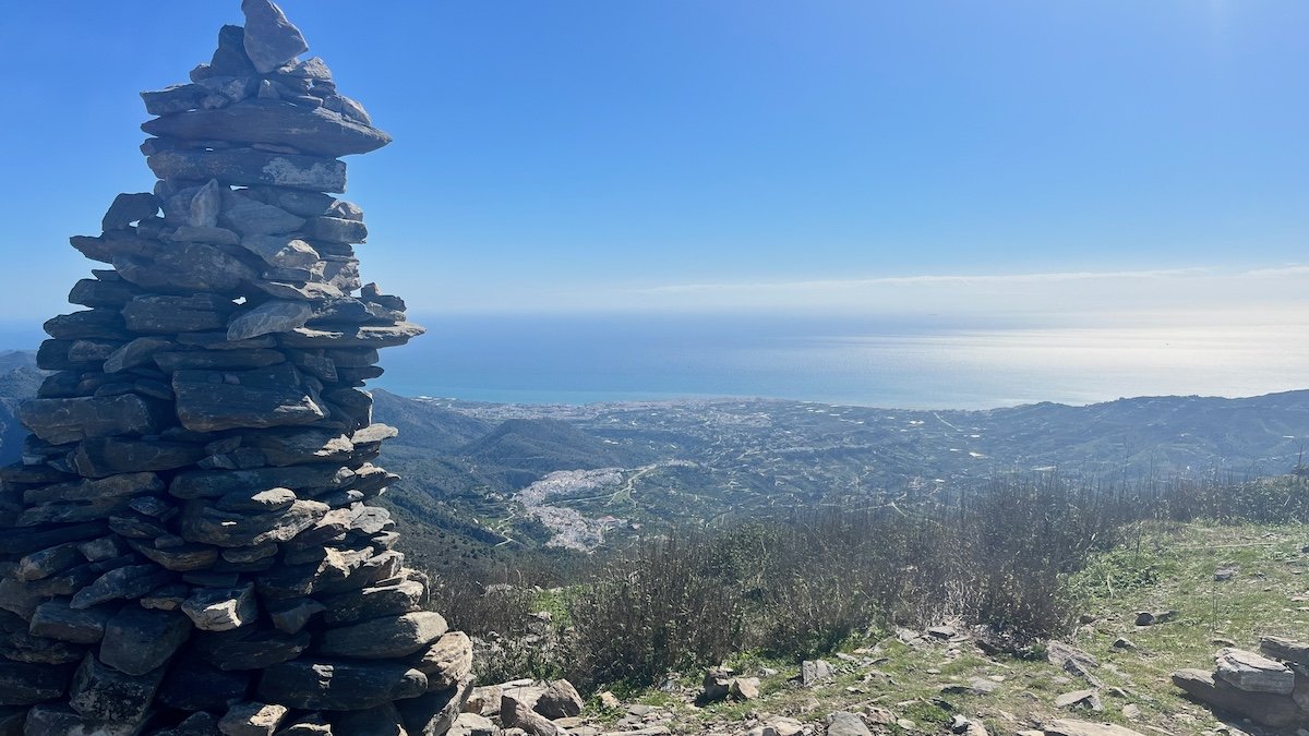 Uitzicht op Frigiliana vanaf bergtop El Fuerte