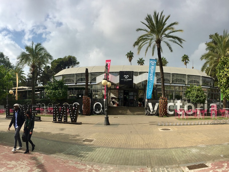 Mercado Victoria - gastronomische markt in de Jardines de Victoria in Córdoba (Andalusië)