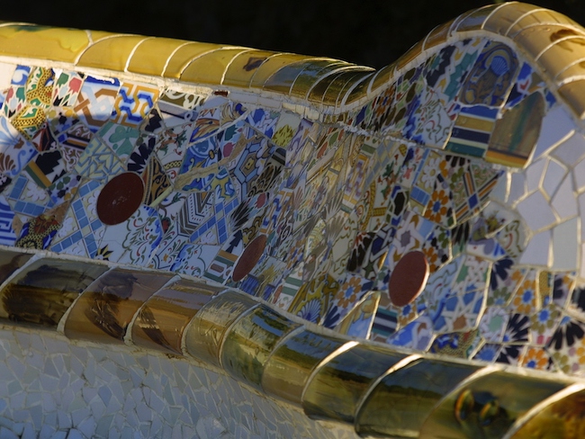 Detail van bank in Gaudí's Parc Güell in Barcelona (Catalonië)