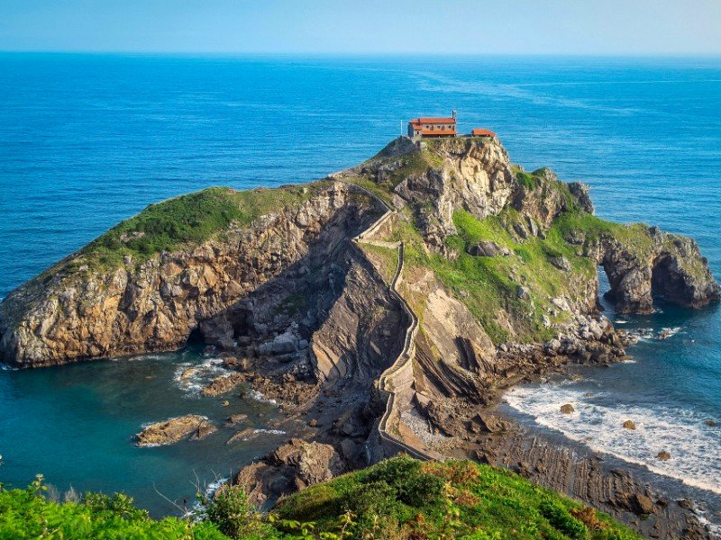 Het prachtige schiereiland Gaztelugatxe van boven gezien