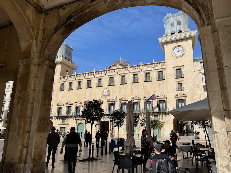 Stadshuis Alicante aan Plaza del Ayuntamiento plein