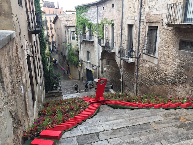 Bloemversiering op de trappen van de Sant Martí Seminari kerk in Girona