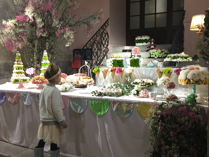 Bloemenbuffet in Sant Marti Seminari kerk tijdens bloemenfestival Girona