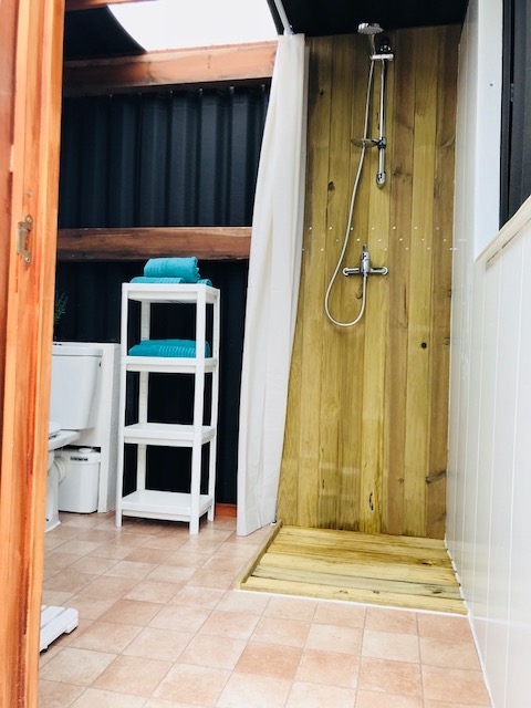 Iedere glamping tent van Glamping La Nogala heeft een eigen douche en toilet.