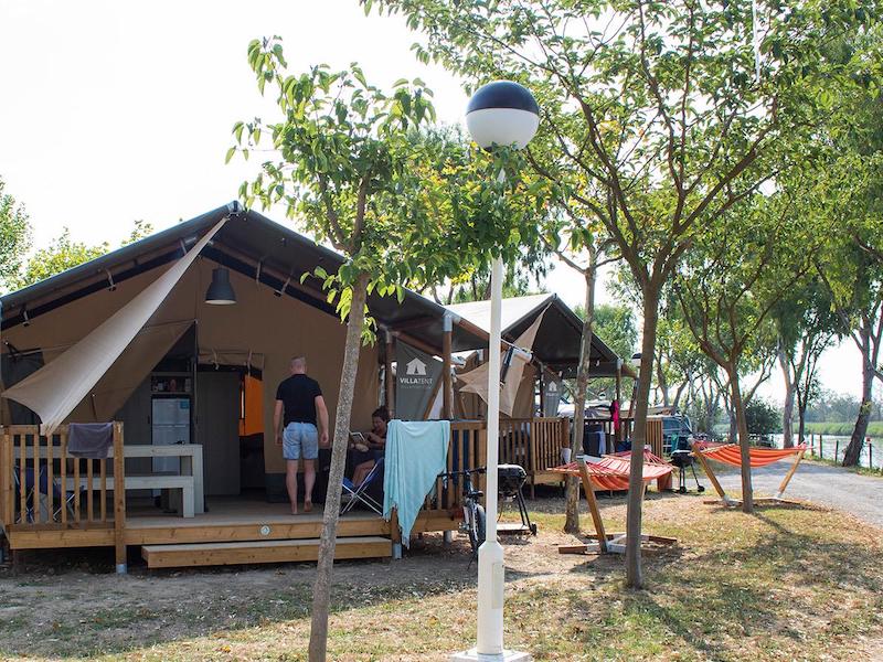 Glamping tent aan het water op Camping Nautic Almata