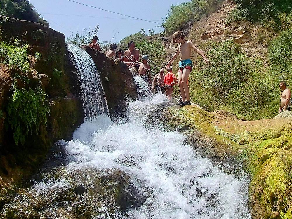 De kleine watervallen van Gorgo de la Escalera in Anna (Spanje)