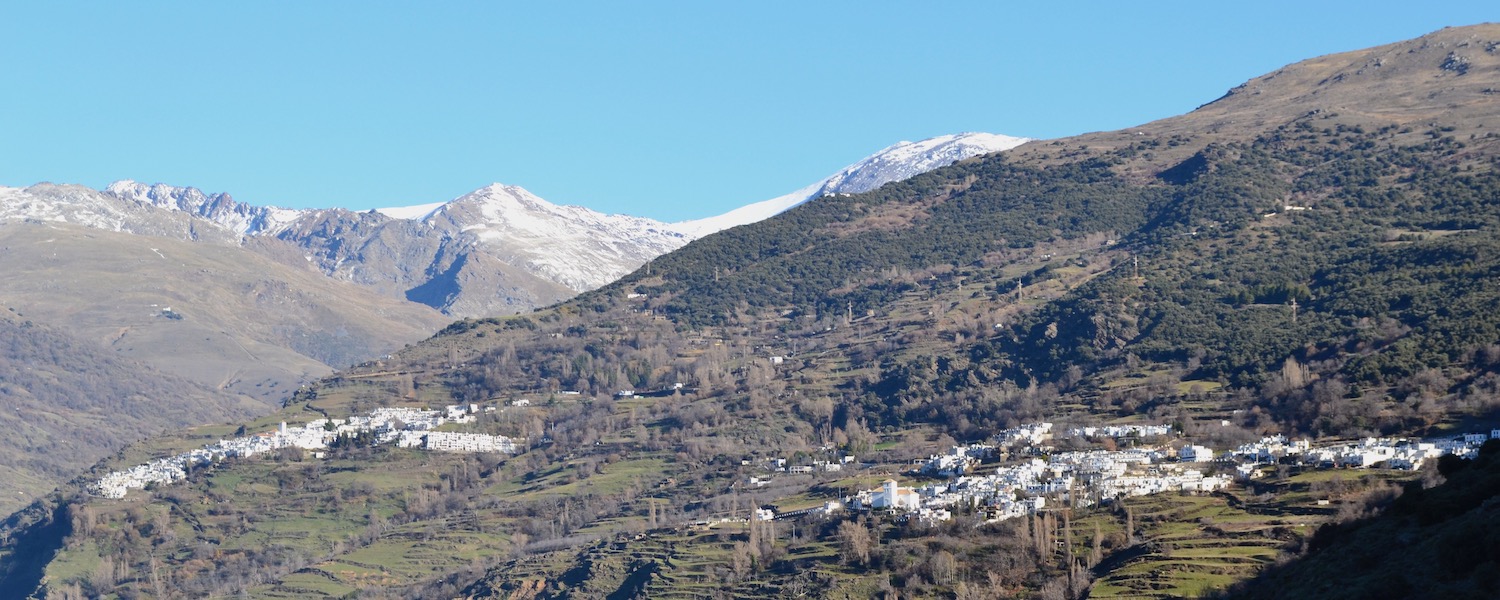 Authentieke witte bergdorpen in berggebied Las Alpujarras (Granada)