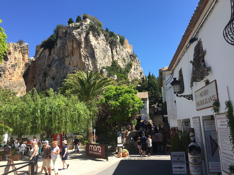 Gezellige terrasjes en toeristenwinkels buiten ommuring van Guadalest