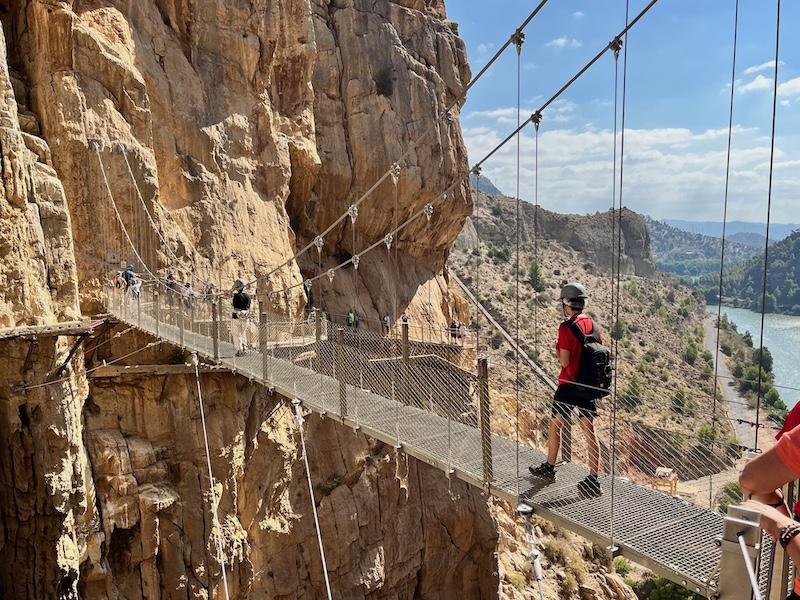 Ijzeren hangbrug aan het einde van de Caminito del Rey wandeling 