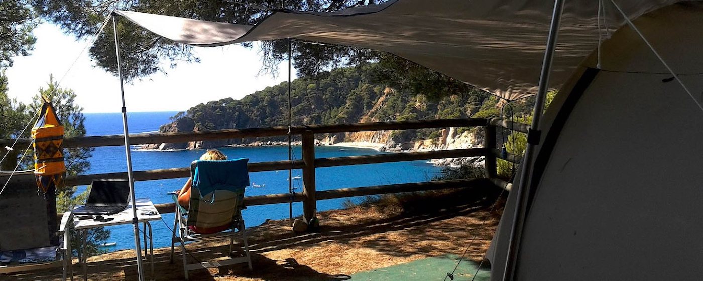 Rustige camping aan de Costa Brava met uitzicht op zee