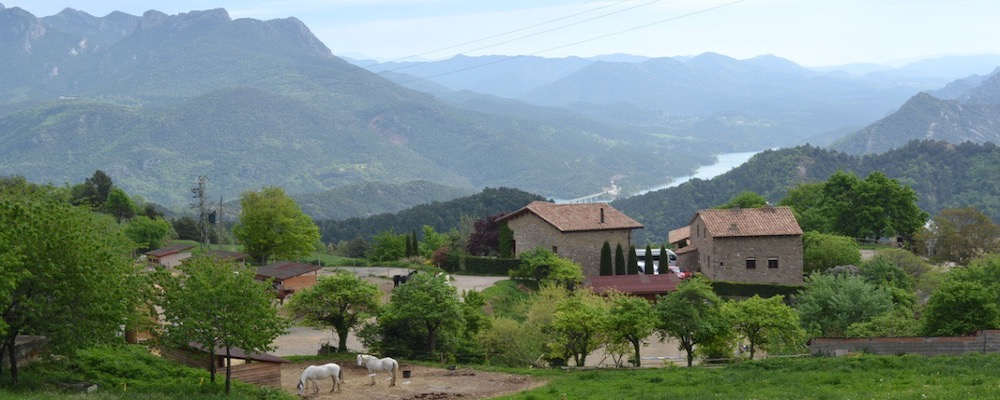 Het groene bergachtige binnenland van Catalonië