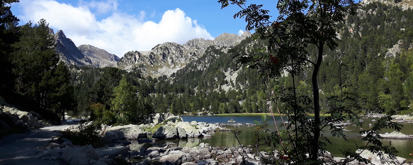 Bergen en meren tijdens vakantie in de Spaanse Pyreneeën