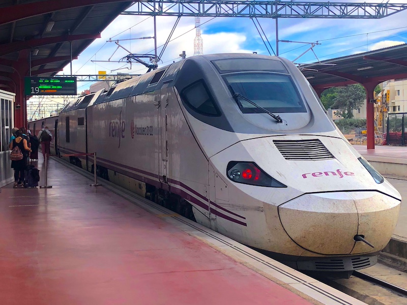 Hogesnelheidstrein op treinstation Chamartín in Madrid