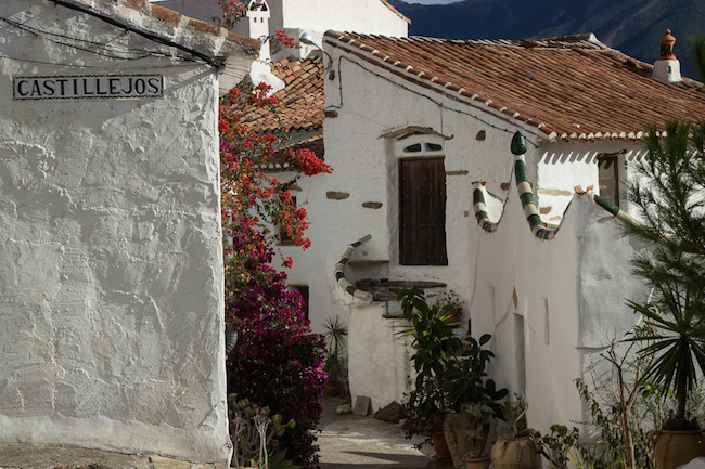 De hoofdstraat van het traditionele gehucht Castillejos in Andalusië