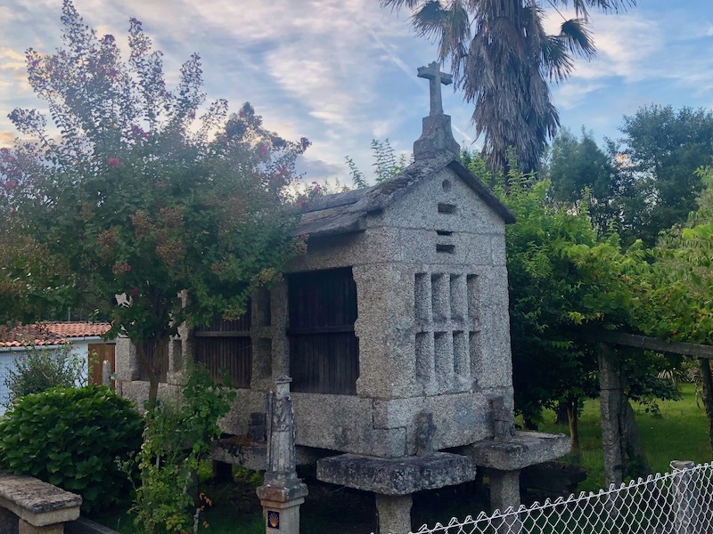 Een hórreo in kuurplaats Balneario de Mondariz (Galicië)
