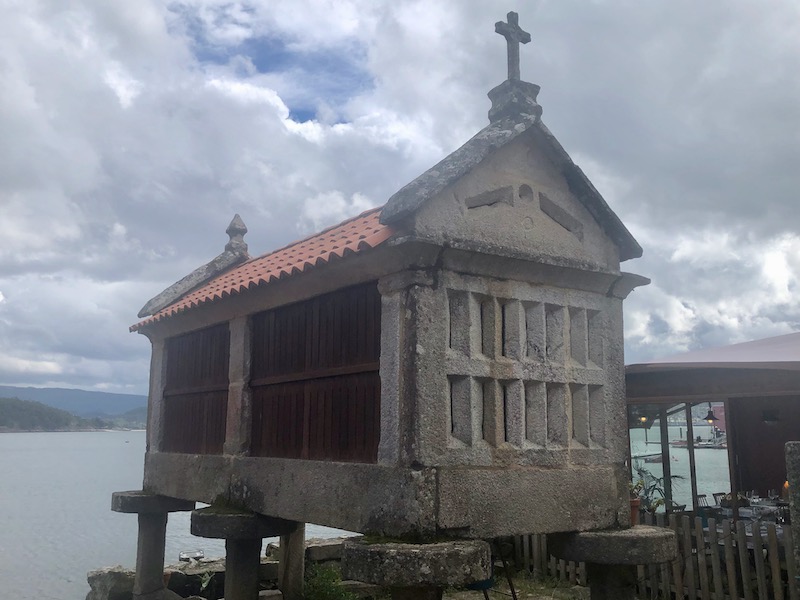 Horreo in Combarro (Rías Baixas, Galicië)