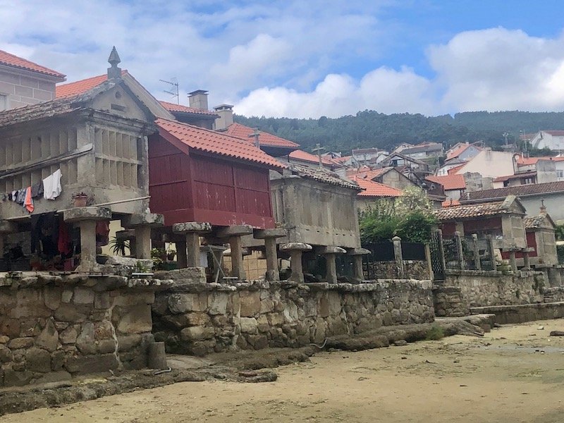 Hórreos met uitzicht op de Ría de Pontevedra (Rías Baixas, Galicië)