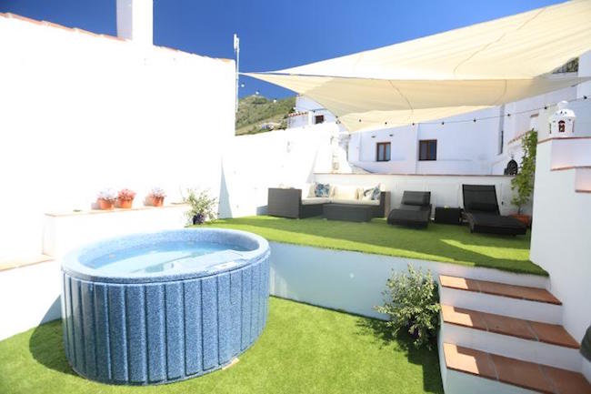 Dakterras met jacuzzi, zithoek en BBQ van Miller's of Frigiliana