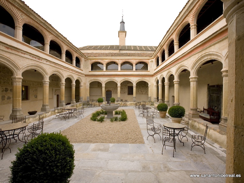 Kloostergang hotel San Antonio Real in Segovia (Castilië en Leon)