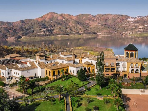 Luchtfoto van Hotel Vinuela bij het gelijknamige stuwmeer