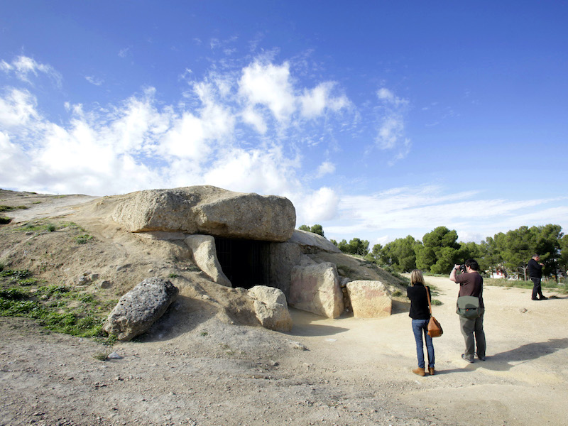 Ingang dolmen van Menga bij Antequera (Málaga, Andalusië)