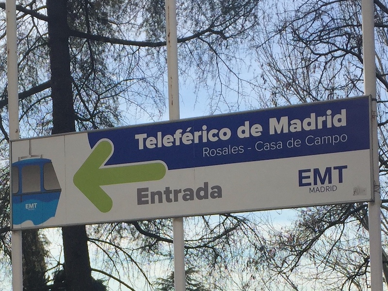 Wegwijzer naar kabelbaan van Madrid