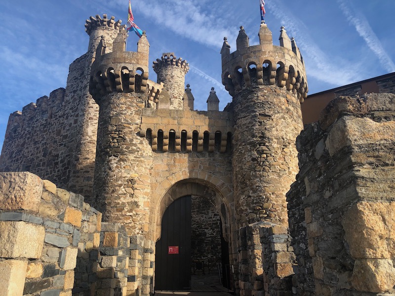 Ingang Tempelierskasteel in Ponferrada (León, Midden-Spanje)