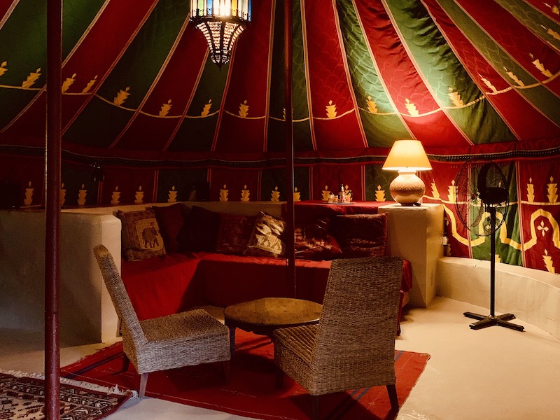 Interieur van bedoeïenentent op glamping van Refugio Marnes in het zuiden van de regio Valencia