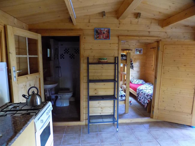 Het interieur van een bungalow op camping Manso Coguleras