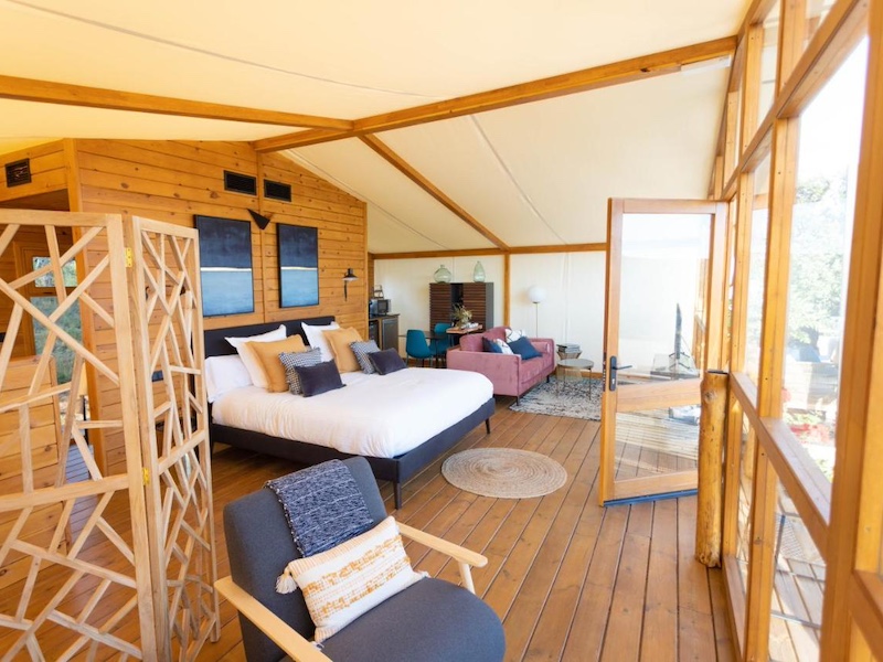 Interieur van een glampingtent bij La Dehesa Experiences