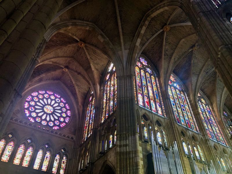 Glas-in-lood ramen in de kathedraal van Leon