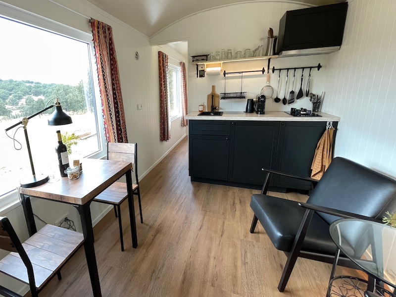 Zo zien de pipowagens van Finca El Zorro Holandés er van binnen uit