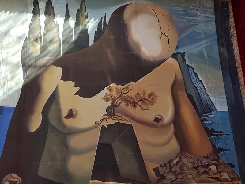 Muurschildering in theater-museum van Dalí in Figueres (Catalonië)