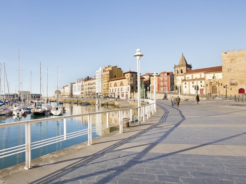 Jachthaven en oude binnenstad van Gijón aan de Costa Verde in Spanje