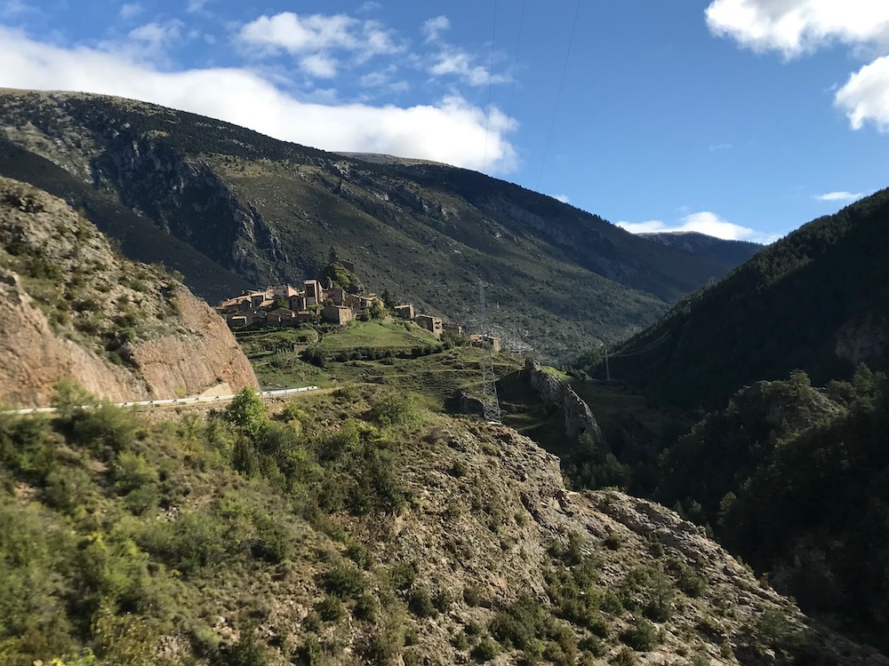 Bergdorp Josa de Cadí in natuurpark Cadí-Moixerò (Catalonië)