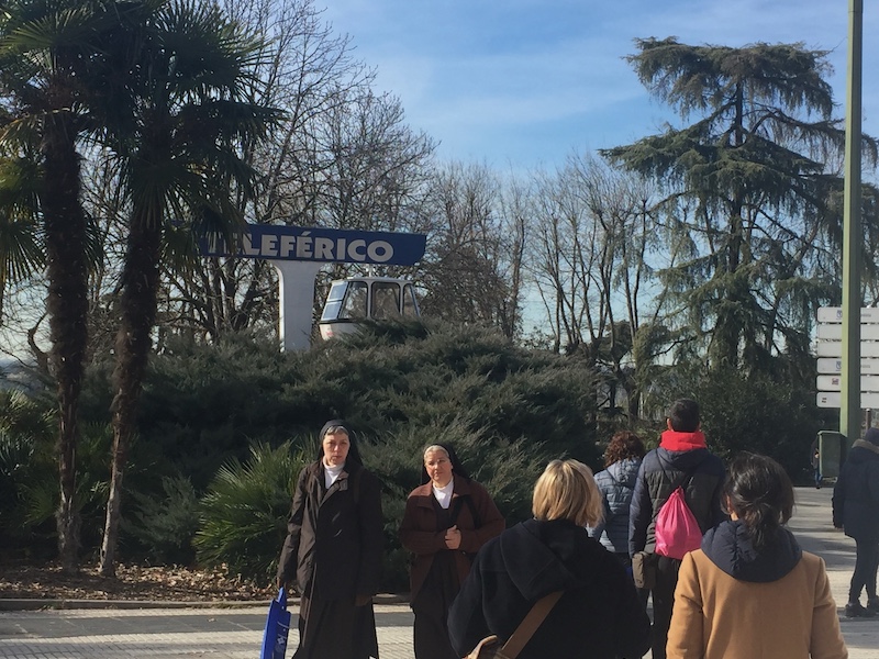 Bij ingang van park zien we de eerste tekenen van de kabelbaan van Madrid