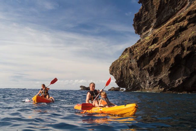 Kajakken langs de kust van vulkaaneiland Tenerife op de Canarische eilanden