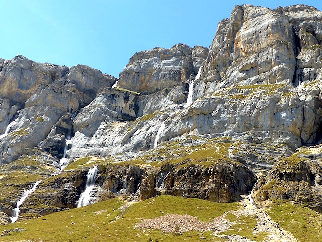Kalkmassieven en watervallen in de Ordesa vallei in Spanje's nationale park Ordesa y Monte Perdido (Spaanse Pyreneeën)