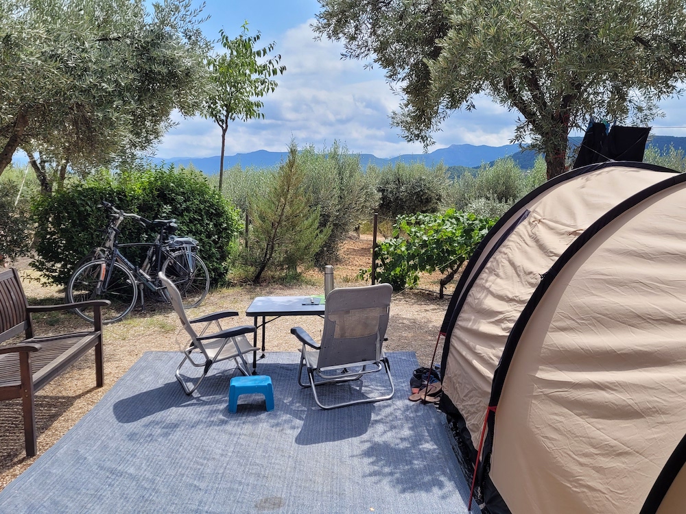 Rustieke kampeerplek op camping La Fresneda