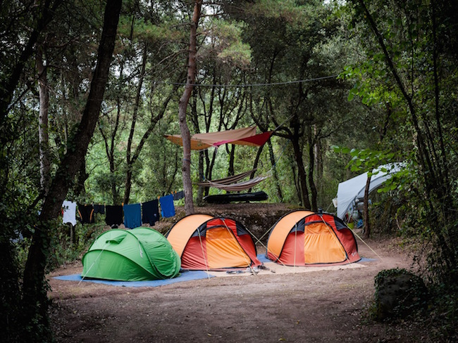Een schaduwrijke kampeerplaats op camping Manso Coguleras
